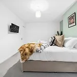 Апартаменты Elegant Redhill Drive Retreat Near Eastville Park 4 Bedroom By Altoluxo Short Lets & Serviced *