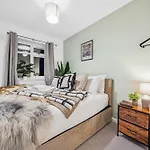 Апартаменты Elegant Redhill Drive Retreat Near Eastville Park 4 Bedroom By Altoluxo Short Lets & Serviced Бристоль