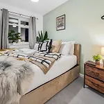 Апартаменты Elegant Redhill Drive Retreat Near Eastville Park 4 Bedroom By Altoluxo Short Lets & Serviced