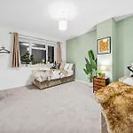Elegant Redhill Drive Retreat Near Eastville Park 4 Bedroom By Altoluxo Short Lets & Serviced Бристоль