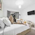 Elegant Redhill Drive Retreat Near Eastville Park 4 Bedroom By Altoluxo Short Lets & Serviced Bristol