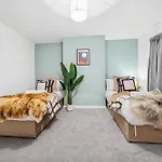 Elegant Redhill Drive Retreat Near Eastville Park 4 Bedroom By Altoluxo Short Lets & Serviced