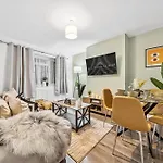 Elegant Redhill Drive Retreat Near Eastville Park 4 Bedroom By Altoluxo Short Lets & Serviced *