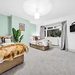 Elegant Redhill Drive Retreat Near Eastville Park 4 Bedroom By Altoluxo Short Lets & Serviced * Bristol