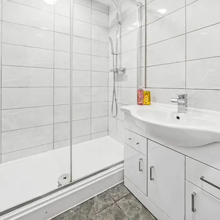 Elegant Redhill Drive Retreat Near Eastville Park 4 Bedroom By Altoluxo Short Lets & Serviced בריסטול