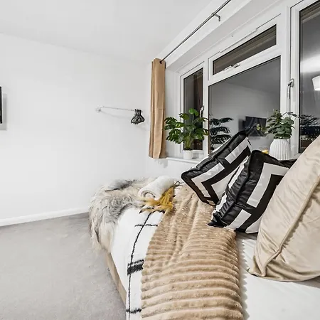 Elegant Redhill Drive Retreat Near Eastville Park 4 Bedroom By Altoluxo Short Lets & Serviced Bristol