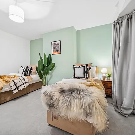 Elegant Redhill Drive Retreat Near Eastville Park 4 Bedroom By Altoluxo Short Lets & Serviced *