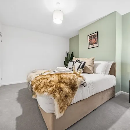 Elegant Redhill Drive Retreat Near Eastville Park 4 Bedroom By Altoluxo Short Lets & Serviced Bristol