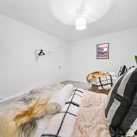 Elegant Redhill Drive Retreat Near Eastville Park 4 Bedroom By Altoluxo Short Lets & Serviced *