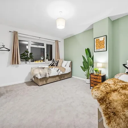 Elegant Redhill Drive Retreat Near Eastville Park 4 Bedroom By Altoluxo Short Lets & Serviced Bristol