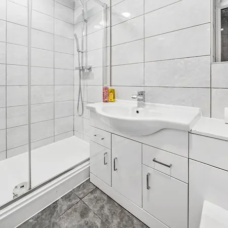 Elegant Redhill Drive Retreat Near Eastville Park 4 Bedroom By Altoluxo Short Lets & Serviced