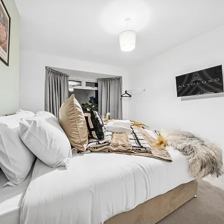 Elegant Redhill Drive Retreat Near Eastville Park 4 Bedroom By Altoluxo Short Lets & Serviced Bristol