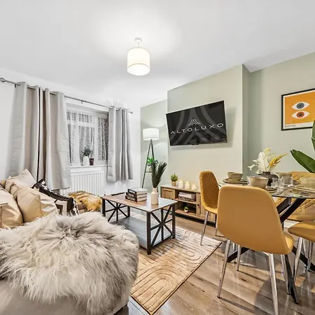Elegant Redhill Drive Retreat Near Eastville Park 4 Bedroom By Altoluxo Short Lets & Serviced *