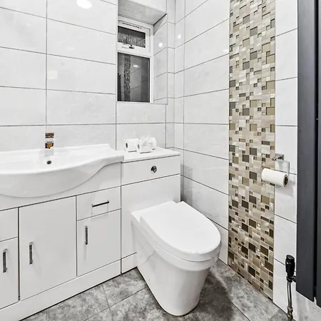 Elegant Redhill Drive Retreat Near Eastville Park 4 Bedroom By Altoluxo Short Lets & Serviced Bristol