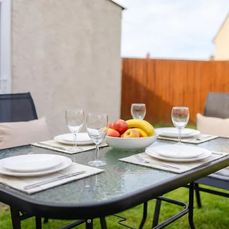 Elegant Redhill Drive Retreat Near Eastville Park 4 Bedroom By Altoluxo Short Lets & Serviced