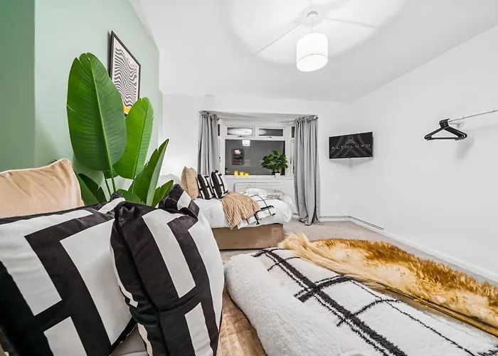 Elegant Redhill Drive Retreat Near Eastville Park 4 Bedroom By Altoluxo Short Lets & Serviced Appartement *