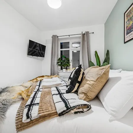 Elegant Redhill Drive Retreat Near Eastville Park 4 Bedroom By Altoluxo Short Lets & Serviced * Bristol