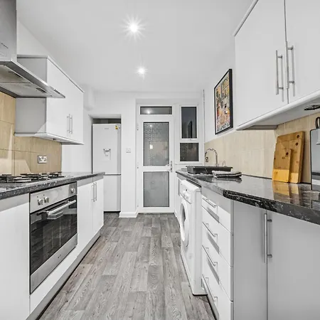 Elegant Redhill Drive Retreat Near Eastville Park 4 Bedroom By Altoluxo Short Lets & Serviced Bristol