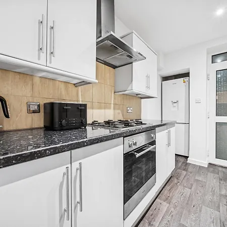 Elegant Redhill Drive Retreat Near Eastville Park 4 Bedroom By Altoluxo Short Lets & Serviced *