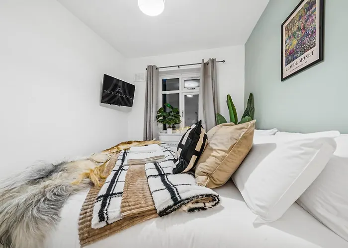 Elegant Redhill Drive Retreat Near Eastville Park 4 Bedroom By Altoluxo Short Lets & Serviced * Bristol