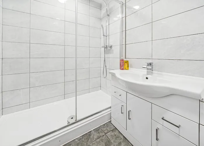 Elegant Redhill Drive Retreat Near Eastville Park 4 Bedroom By Altoluxo Short Lets & Serviced Bristol