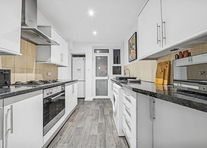 Elegant Redhill Drive Retreat Near Eastville Park 4 Bedroom By Altoluxo Short Lets & Serviced Bristol