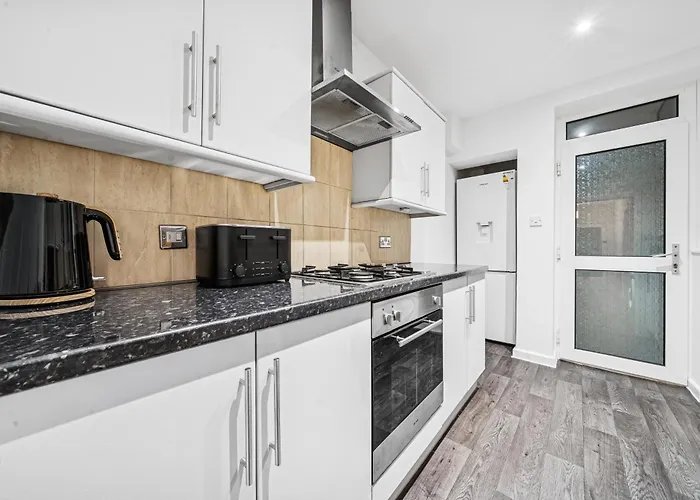 Elegant Redhill Drive Retreat Near Eastville Park 4 Bedroom By Altoluxo Short Lets & Serviced *