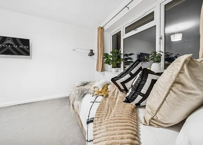 Elegant Redhill Drive Retreat Near Eastville Park 4 Bedroom By Altoluxo Short Lets & Serviced Bristol