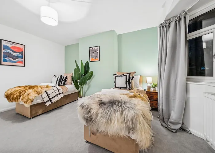 Elegant Redhill Drive Retreat Near Eastville Park 4 Bedroom By Altoluxo Short Lets & Serviced *