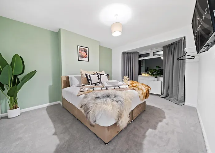 Elegant Redhill Drive Retreat Near Eastville Park 4 Bedroom By Altoluxo Short Lets & Serviced * Bristol