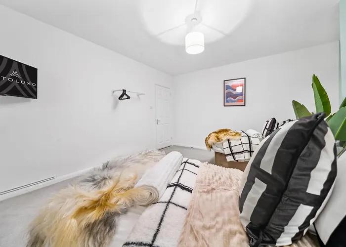 Elegant Redhill Drive Retreat Near Eastville Park 4 Bedroom By Altoluxo Short Lets & Serviced *