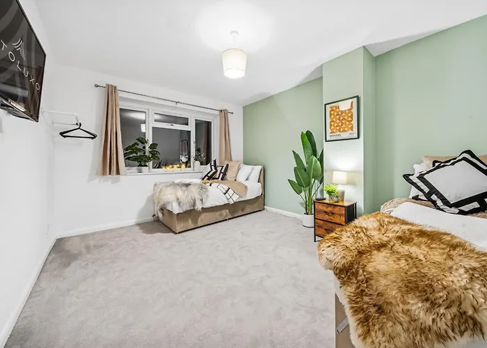 Elegant Redhill Drive Retreat Near Eastville Park 4 Bedroom By Altoluxo Short Lets & Serviced Bristol