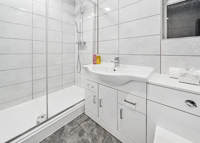 Elegant Redhill Drive Retreat Near Eastville Park 4 Bedroom By Altoluxo Short Lets & Serviced