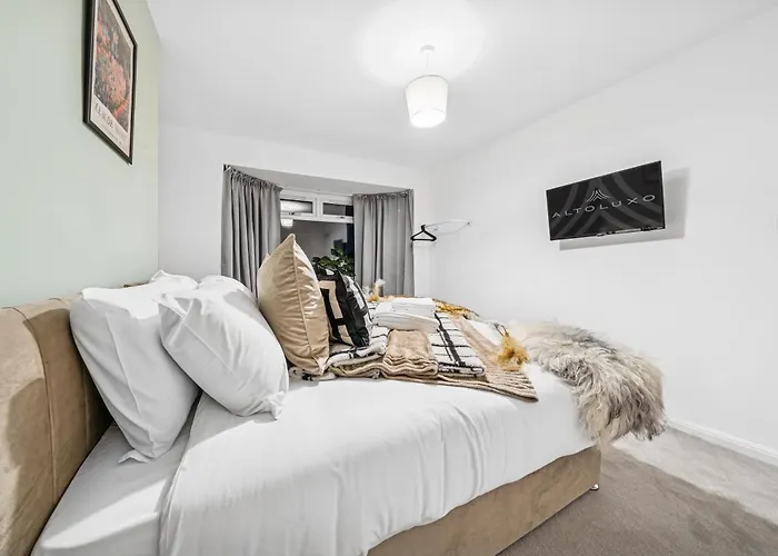 Elegant Redhill Drive Retreat Near Eastville Park 4 Bedroom By Altoluxo Short Lets & Serviced Bristol