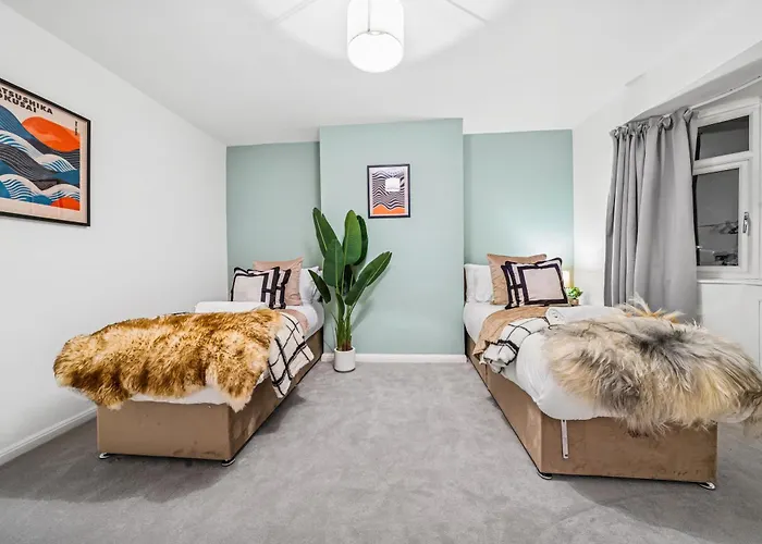 Elegant Redhill Drive Retreat Near Eastville Park 4 Bedroom By Altoluxo Short Lets & Serviced