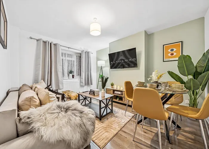 Elegant Redhill Drive Retreat Near Eastville Park 4 Bedroom By Altoluxo Short Lets & Serviced *