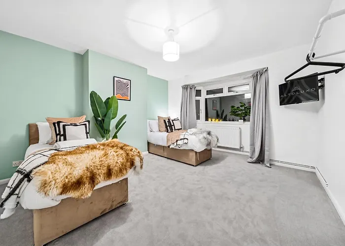 Elegant Redhill Drive Retreat Near Eastville Park 4 Bedroom By Altoluxo Short Lets & Serviced * Bristol