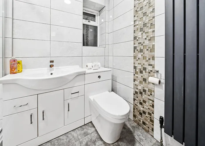 Elegant Redhill Drive Retreat Near Eastville Park 4 Bedroom By Altoluxo Short Lets & Serviced Bristol